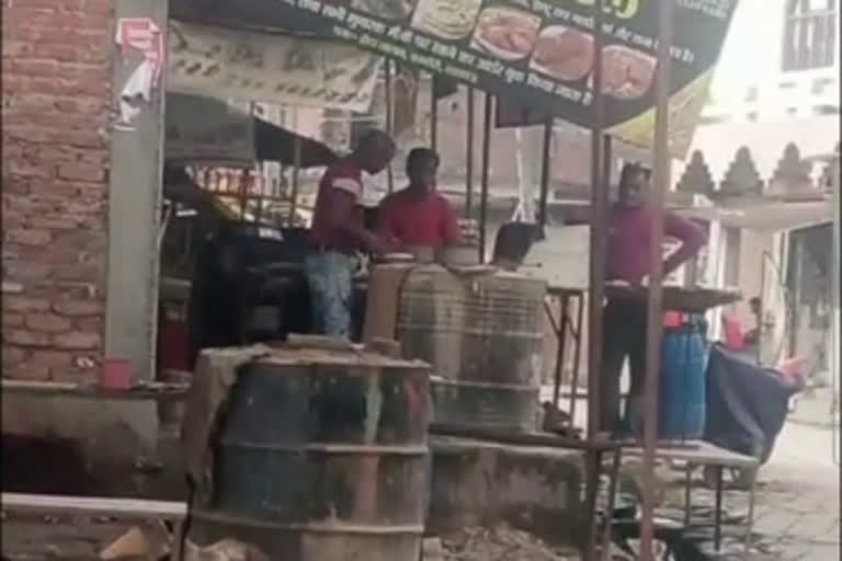 man spitting on tandoor roti  latest up viral video  തുപ്പിയ ശേഷം റൊട്ടി പാചകം ചെയ്‌തു  ഹോട്ടലുടമയും ജീവനക്കാരും അറസ്‌റ്റിൽ  ദേശീയ വാർത്തകള്‍