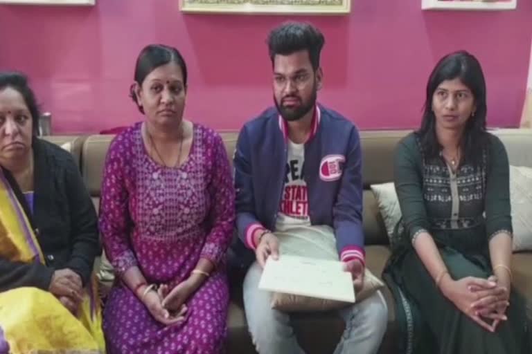 Corona Guidelines Gujarat: લગ્નમાં 150 મહેમાનોને જ પરવાનગી - કંકોત્રી 400થી વધુને આપી, હવે ના કોને કહેવી એની મૂંઝવણમાં પરિવાર