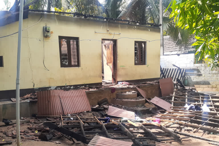 accused remanded destroying a rented house by fire  man destroying a rented house by fire in palakkad  പാലക്കാട് ഭാര്യയുമായി വഴക്കിട്ട് ഭർത്താവ് വാടക വീട് കത്തിച്ചു  പാലക്കാട് വീട് തീയിട്ട് നശിപ്പിച്ച കാജാമൊയ്‌തീൻ റിമാൻഡിൽ