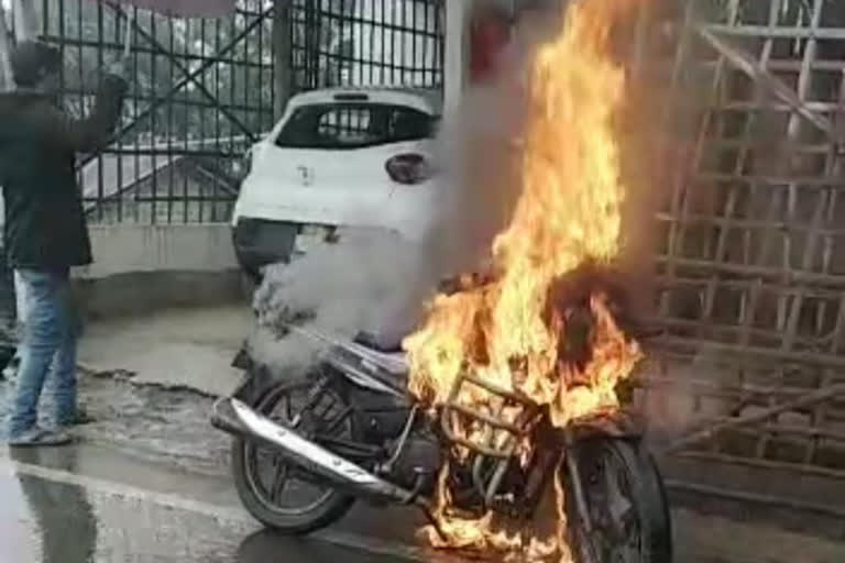 बाइक में लगी आग