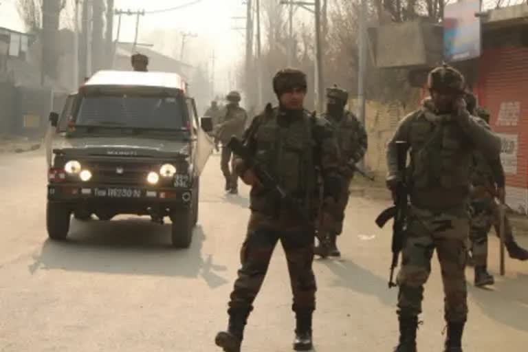 in kulgam gunfight Cop, militant killed, two civilians and three army jawans injured