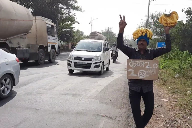 A banana seller from Pune who sells bananas by dancing