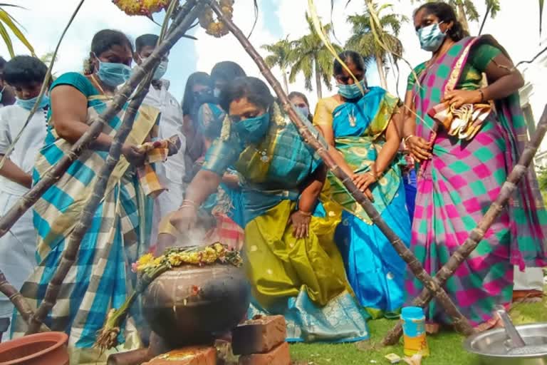 முதலமைச்சர் ரங்கசாமி வழங்கிய பொங்கல் பானையை பெற்றுக் கொண்ட துணைநிலை ஆளுநர் தமிழிசை சௌந்தரராஜன்