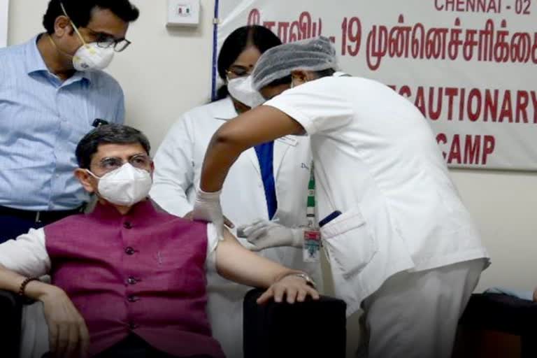 governor rn ravi received booster dose vaccine in chennai , ஆளுநர் ஆர்.என்.ரவி பூஸ்டர் டோஸ் தடுப்பூசி செலுத்தி கொண்டார்