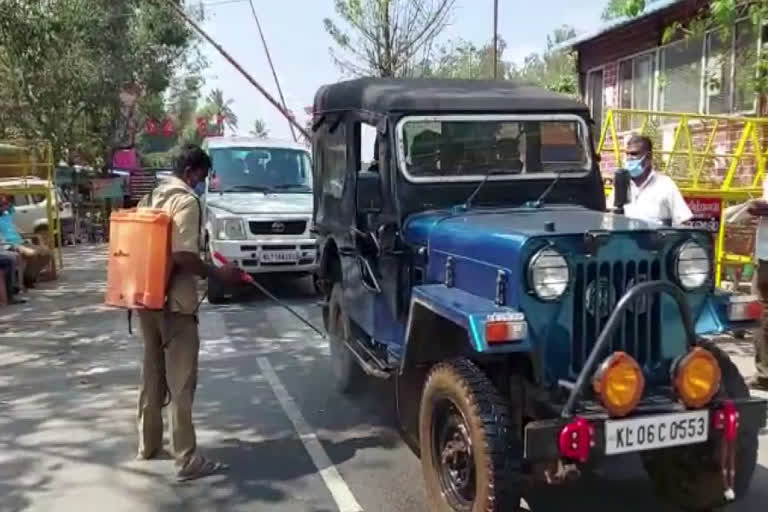 അതിര്‍ത്തി ചെക്‌പോസ്റ്റുകളില്‍ തമിഴ്‌നാട് പരിശോധന കര്‍ശനമാക്കി  ഒമിക്രോണ്‍ തമിഴ്‌നാട് പരിശോധന ശക്തമാക്കി  വാഹനങ്ങള്‍ അണുവിമുക്തമാക്കുന്നു  omicron tamil nadu intensified border checking