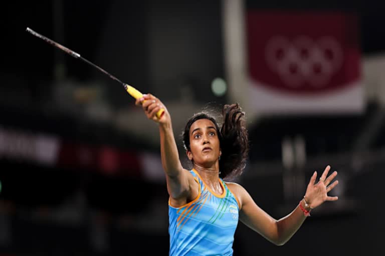 India Open 2022  PV Sindhu Eases into Third Round  Saina Nehwal Shocked by Malvika Bansod  ഇന്ത്യ ഓപ്പണ്‍ ബാഡ്‌മിന്‍റണ്‍ ടൂര്‍ണമെന്‍റ്  പിവി സിന്ധു ക്വാർട്ടർ  സൈനയെ അട്ടിമറിച്ച് മാളവിക ബൻസൂദ്  ഇന്ത്യ ഓപ്പണ്‍ ബാഡ്‌മിന്‍റണ്‍ ടൂര്‍ണമെന്‍റില്‍ കൊവിഡ്