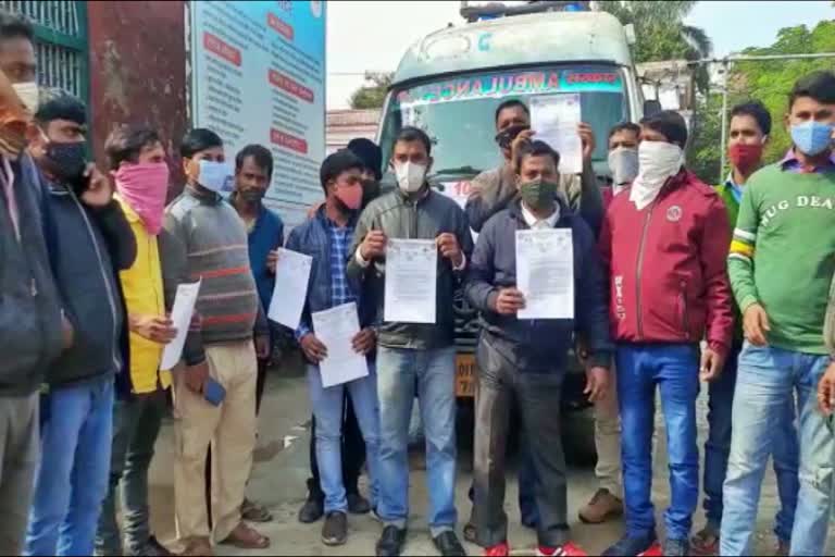 102 ambulance personnel protest in vaishali