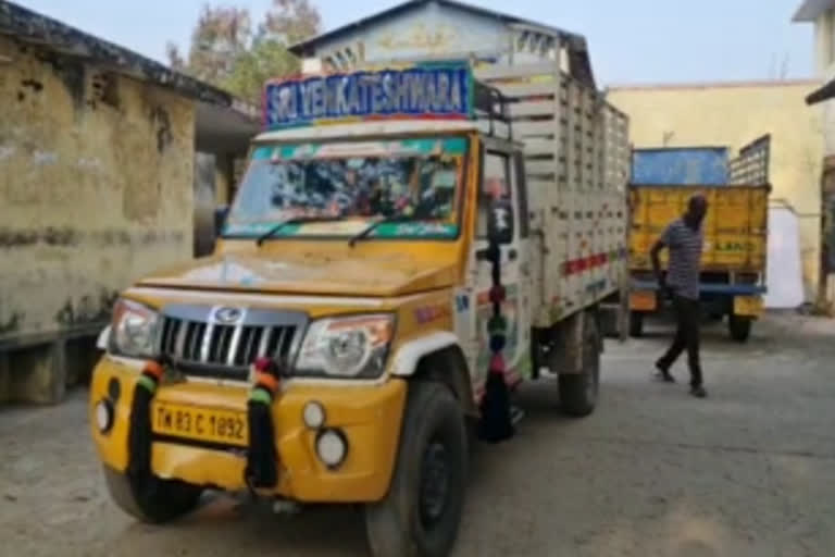 ரேசன் அரிசி மூட்டைகள் ஒப்படைப்பு