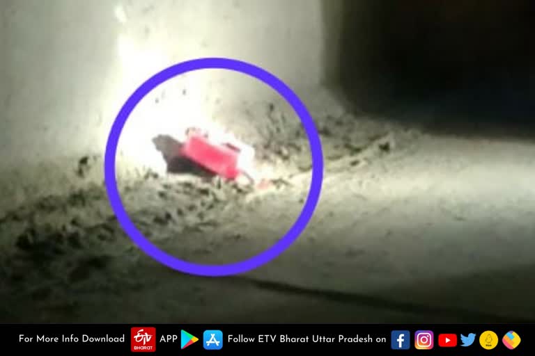 prayagraj:bumb divise:  prayagraj latest news  etv bharat up news  prayagraj crime news  prayagraj railway station  Bomb device found on overbridge  railway track of Prayagraj  ओवरब्रिज के ऊपर मि‍ला बम डिवाइस  प्रयागराज का रेलवे ट्रैक  प्रयागराज के रेलवे ट्रैक  ओवरब्रिज के ऊपर बम डिवाइस  बम निरोधक दस्ता की टीम  प्रयागराज के मेजा थाना  प्रयागराज एसएसपी अजय कुमार