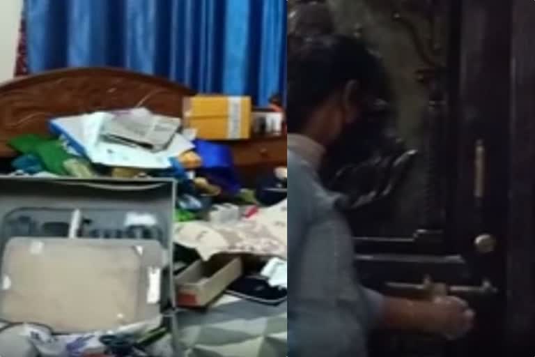 Robbery in Hyderabad  one crore of gold ornaments and cash stolen  അടഞ്ഞുകിടന്ന വീട് കുത്തിത്തുറന്ന് മോഷണം  ഹൈദരാബാദ് മോഷണം  ഒരു കോടി രൂപയുടെ സ്വർണം മോഷണം