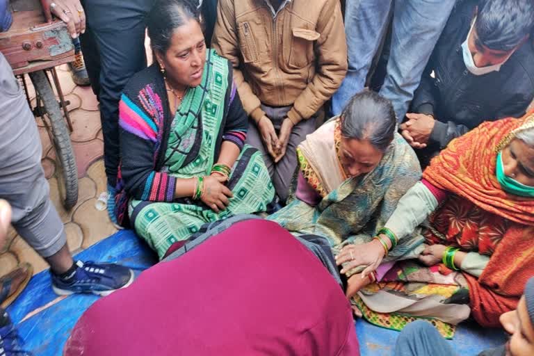 MP Energy Minster touching the feet of a vegetable vendor winning the hearts of people