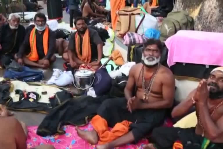 sabarimala thiruvabharanam procession  makaravilakku festival  makara jyothi  തിരുവാഭരണ ഘോഷയാത്ര  ശബരിമല തീർത്ഥാടനം  ശബരിമല മകരവിളക്ക്  ഭജന  തിരുവാഭരണ ഘോഷയാത്രയിലെ ഭജന