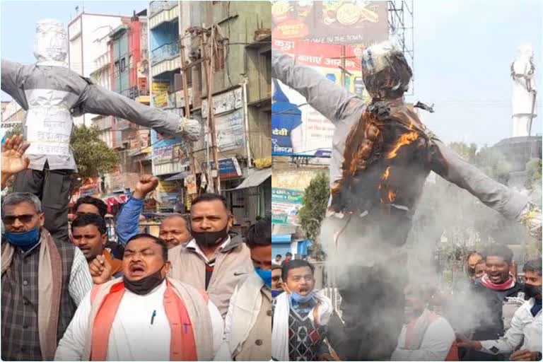 साहित्यकार दया प्रकाश सिन्हा का फूंका पुतला