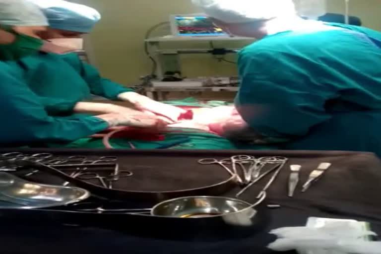 Tumour Removed From Woman's Abdomen: ڈاکٹرز نے مریضہ کے پیٹ سے 12 کیلو وزنی ٹیومر نکالا