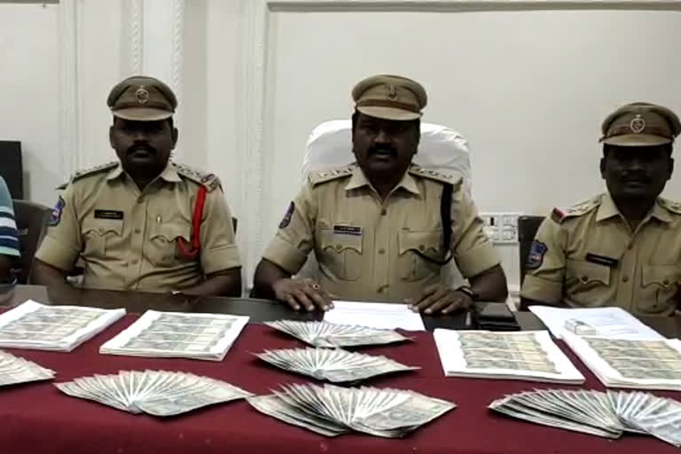 Fake Currency Notes: నకిలీ నోట్లు చలామణి చేస్తున్న ముఠా గుట్టు రట్టు