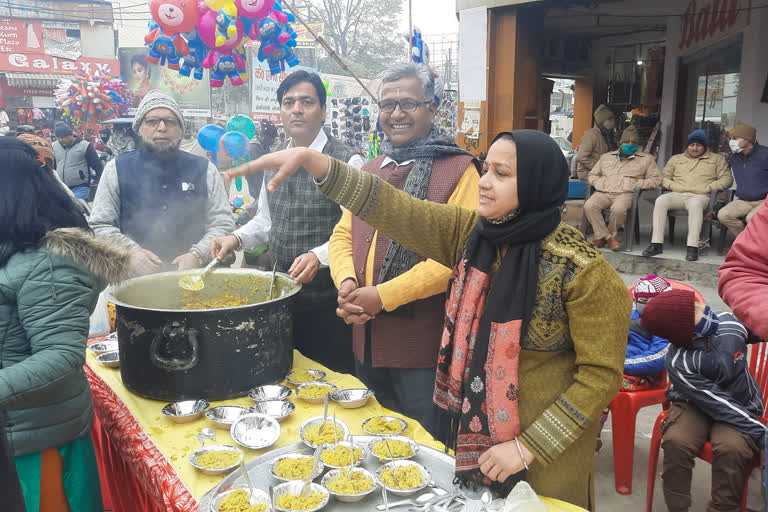 Khichdi Distribution Program: مظفر نگر میں شہر قاضی کے ذریعے غریبوں میں کھچڑی تقسیم کی گئی