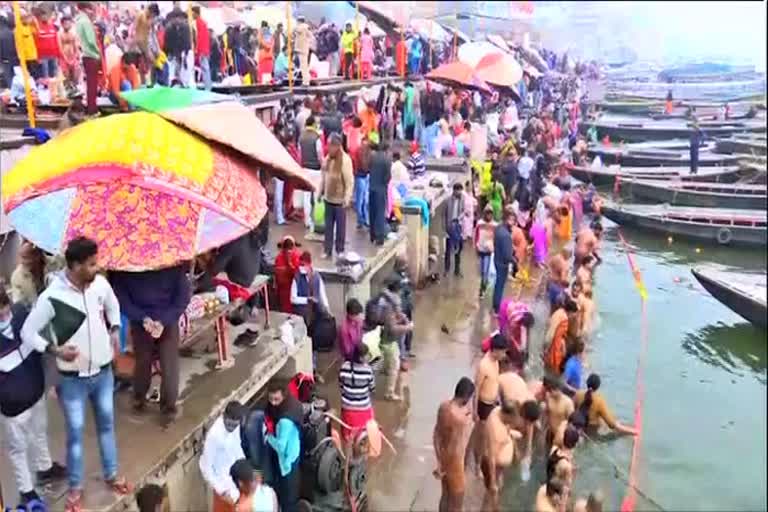 CROWDS GATHERED IN KASHI TO TAKE A DIP IN THE GANGES DURING THE HOLY PERIOD OF SANKRANTI