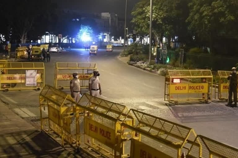 Weekend curfew in Delhi  Weekend curfew starts in Delhi  Delhi curfew  non-essential activities on hold for next 55 hrs In delhi  வார இறுதி ஊரடங்கு  டெல்லியில் வார இறுதி ஊரடங்கு  கரோனா கட்டுப்பாடுகள்  டெல்லி ஊரடங்கு  கரோனா முன்னெச்சரிக்கை