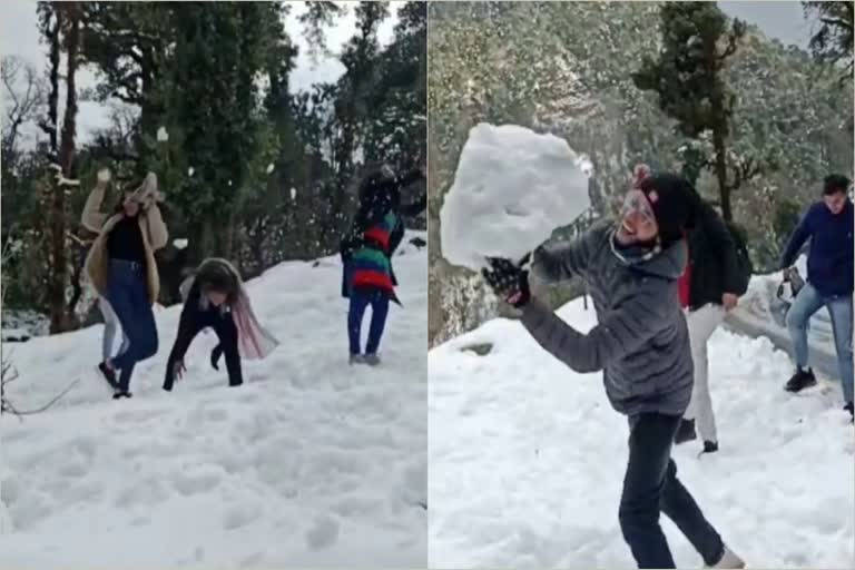 tourists-enjoying-snowfall-in-pindar-valley-bageshwar