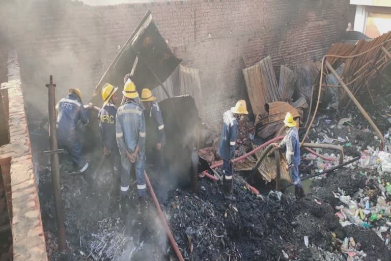 Fire in Plastic Godown Ahmedabad: અમદાવાદમાં ચંડોળા તળાવ BRTS વર્કશોપ પાસે ભંગારના ગોડાઉનમાં આગ, આગને કાબૂમાં લેતા 2 કલાક લાગ્યા