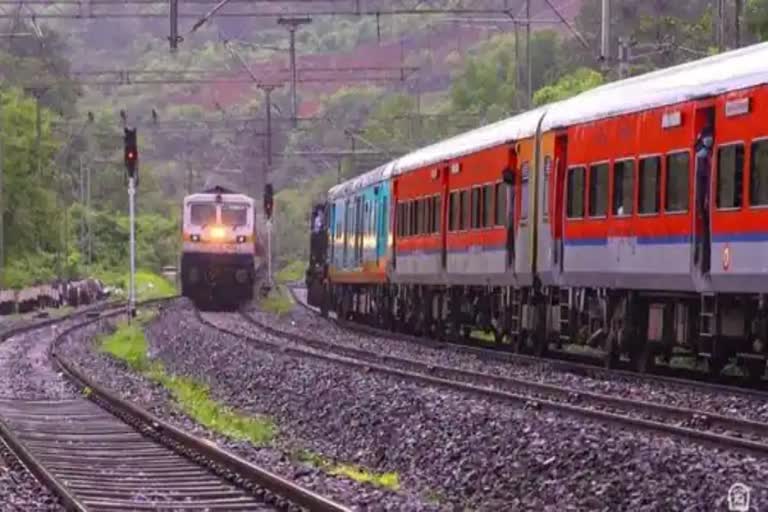 Rajdhani Express train hits cement pillar  attempt to derail the Delhi-bound train in Gujarat  ഗുജറാത്തില്‍ രാജധാനി എക്‌സ്പ്രസ് അട്ടമറിക്കാന്‍ ശ്രമം  മുംബൈ-ഡൽഹി രാജധാനി എക്‌സ്പ്രസ് സിമന്‍റ് തൂണിലിടിച്ചു