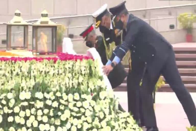 armed forces chiefs pay tribute at national war memorial in delhi on army day