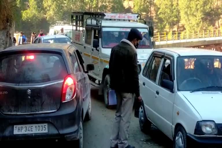 Police blockade on Fagu bridge kullu