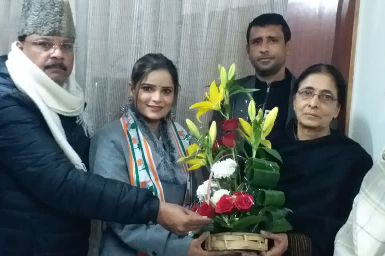 Congress nominates Bikini Queen Archana Gautam from Hastinapur, Hindu Mahasabha enraged