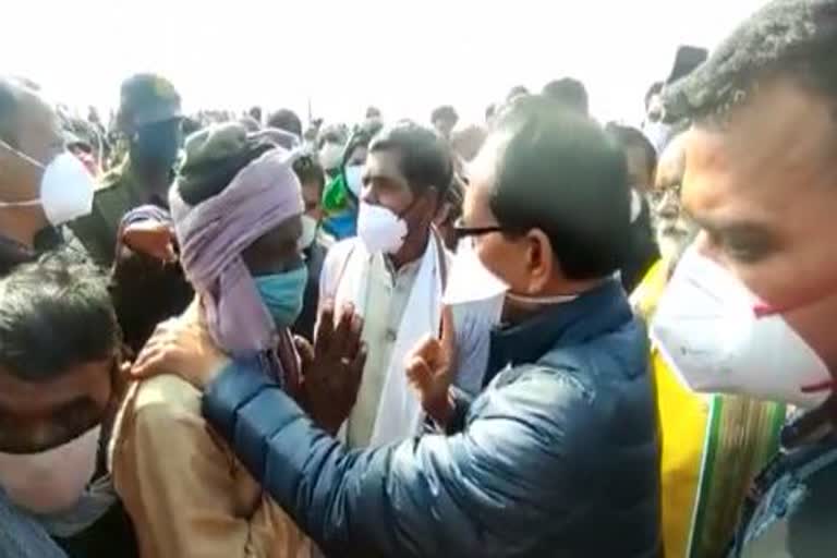 cm shivraj visit hail affected villages in vidisha