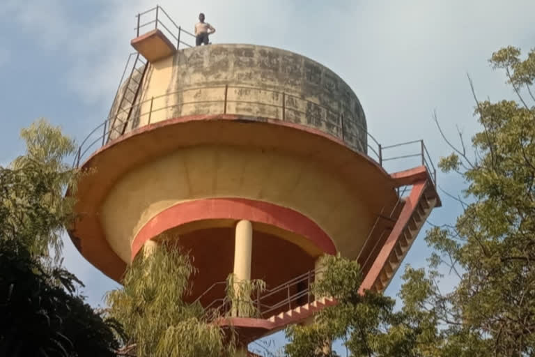 History sheeter on water tank