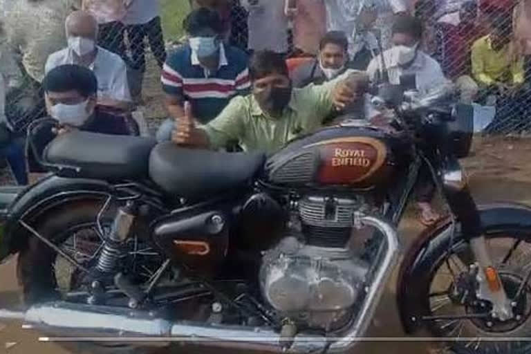 Royal Enfield Bullet Prize for cock fight Winner