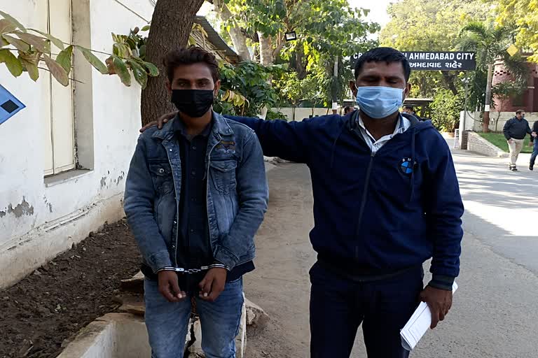 Double Murder Case In Ahmedabad : અમદાવાદના સોલામાં વૃદ્ધ દંપતી હત્યા કેસમાં વધુ એક ફરાર આરોપીની ધરપકડ