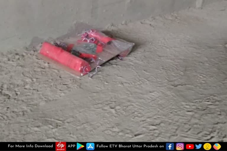 Mirzapur latest news  etv bharat uttar pradesh news  बम मिलने से फैली सनसनी  थमा मार्ग पर परिचालन  Sensation spread due to bomb  bomb discovery in Mirzapur  मिर्जापुर के जिगना थाना क्षेत्र  पाली हरगढ़ रेलवे मार्ग  भूमिगत पुल के भीतर से मिला बम  बम निरोधक दस्ता  पुलिस क्षेत्राधिकारी लालगंज  जीआरपी मांडा पुलिस