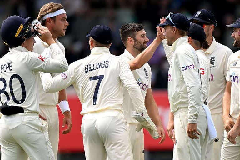 Australia bowled out for 155, England need 271 to win