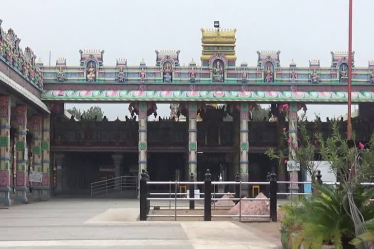Sunday Lockdown:வெறிச்சோடி காணப்படும் பண்ணாரி அம்மன் கோயில் வளாகம்