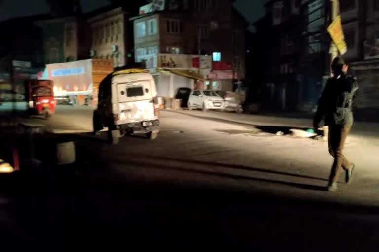 Cop and civilian injured in Srinagar  grenade attack in Central Kashmir  സിആര്‍പിഎഫിന് നേരെ ഗ്രനേഡ് ആക്രമണം  ശ്രീനഗറില്‍ സിആര്‍പിഎഫിന് നേരെ ഗ്രനേഡ് ആക്രമണം  ഗ്രനേഡ് ആക്രമണത്തില്‍ സൈനികനും സാധാരണക്കാരനും പരിക്ക്