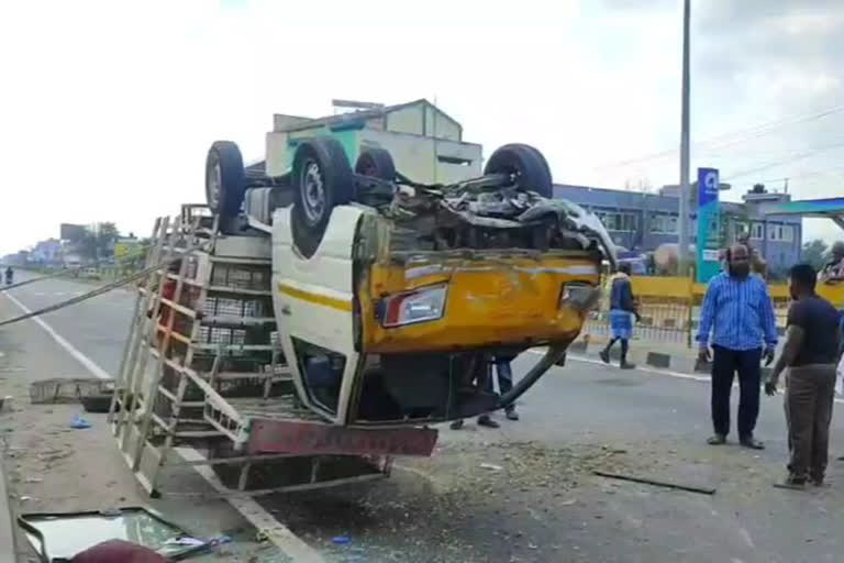 Tata Ace van accident in Ambur, ஆம்பூரில் டாட்டா ஏஸ் வாகனம் தலைகுப்புற கவிழ்ந்து விபத்து