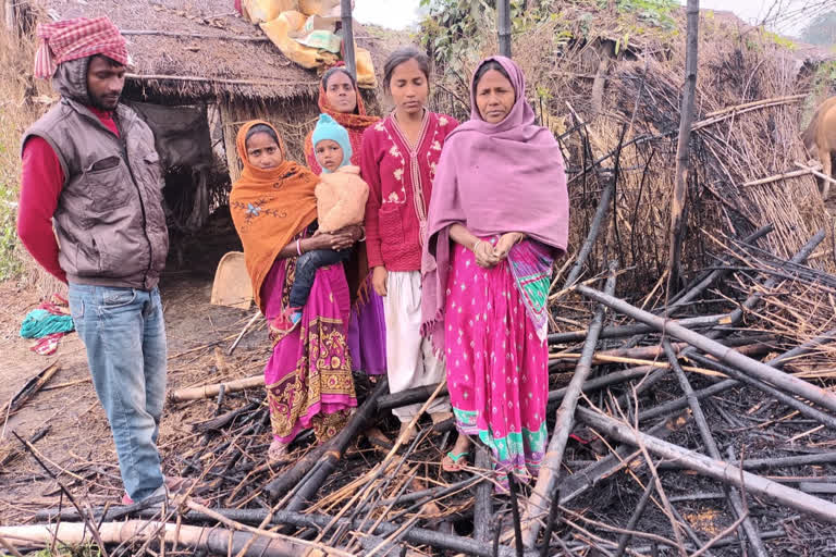 Hut caught fire in Hasanpur village