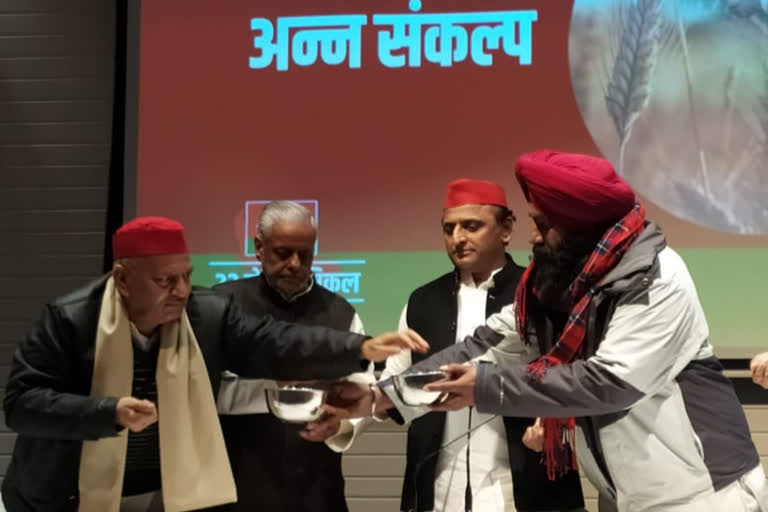 Akhilesh Yadav takes 'food pledge' in presence of farmers to defeat BJP