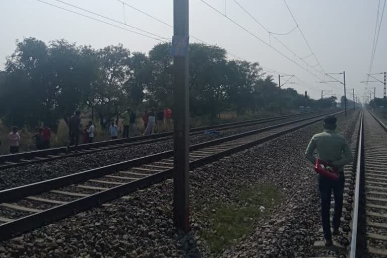 young man committed suicide after being cut off from the train.