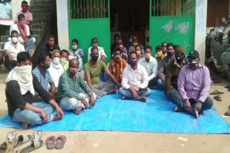 farmer protest infront of panchayat office for mandi problem