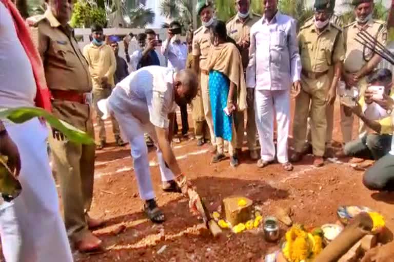 Minister Umesh katti made pooja wearing with sandals