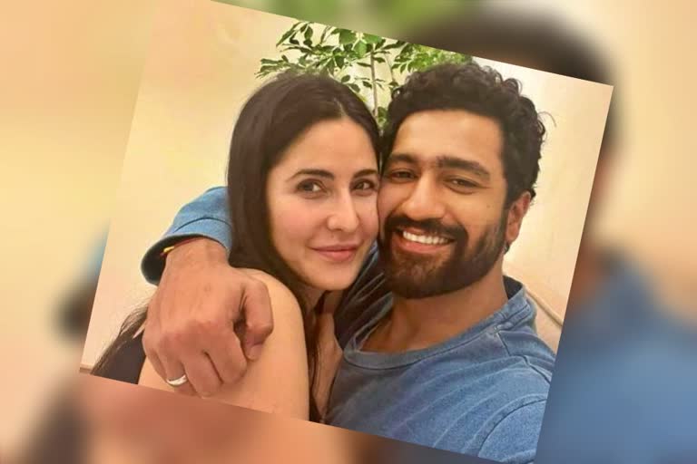 katrina kaif in airport  Vicky Kaushal and Katrina Kaif celebrate their first Lohri  Vicky Katrina lohri celebration  katrina kaif NEW FILM  vicky kaushal Katrina Kaif honeymoon  vicky kaushal katrina kaif marriage  vicky kaushal katrina kaif interview  vicky kaushal katrina kaif proposed  ಏರ್​ಪೋರ್ಟ್​ದಲ್ಲಿ ಕತ್ರಿನಾ ಕೈಫ್​ ವಿಕ್ಕಿ ಕೌಶಲ್​ ಮತ್ತು ಕತ್ರಿನಾ ಕೈಫ್​ ದಂಪತಿಯಿಂದ ಮೊದಲ ಲೊಹ್ರಿ ಆಚರಣೆ  ವಿಕ್ಕಿ ಕತ್ರಿನಾ ಲೋಹ್ರಿ ಆಚರಣೆ  ವಿಕ್ಕಿ ಕೌಶಲ್​ ಕತ್ರಿನಾ ಕೈಫ್​ ಹನಿಮೂನ್​ ಕತ್ರಿನಾ ಕೈಫ್​ ಮೂವಿಸ್​ ವಿಕ್ಕಿ ಕೌಶಲ್​ ಮತ್ತು ಕತ್ರಿನಾ ಕೈಫ್​ ಮದುವೆ