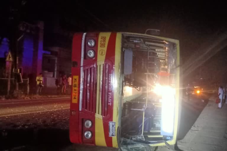 കോട്ടയം കെഎസ്‌ആര്‍ടിസി ബസ് അപകടം  kottayam ksrtc bus accident  ksrtc bus overturns at kottayam  bus accident in adichira  കെഎസ്‌ആര്‍ടിസി ബസ് നിയന്ത്രണം വിട്ട് മറിഞ്ഞു  അടിച്ചിറ ബസ് അപകടം  കോട്ടയം വാഹനാപകടം  kottayam accident latest