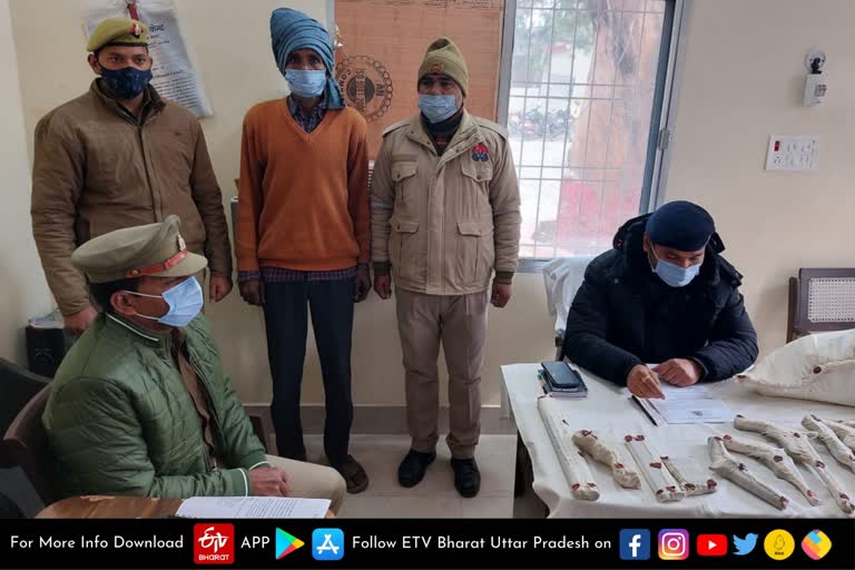 Pilibhit latest news  etv bharat up news  Pilibhit crime news  illegal arms factory in Pilibhit  Police arrested the accused  अवैध असलहा फैक्ट्री  आरोपी को किया गिरफ्तार  विधानसभा चुनाव  पीलीभीत पुलिस अधीक्षक  अवैध असलहा बनाने की फैक्ट्री  बीसलपुर क्षेत्राधिकारी प्रशांत कुमार  पुलिस अधीक्षक दिनेश कुमार पी