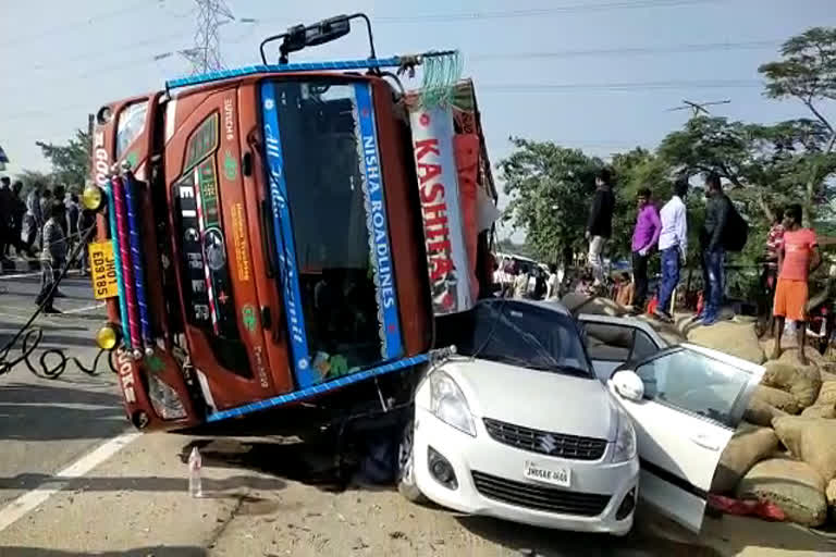 road-accident-ranchi-tata-nh-truck-overturned-in-parked-car