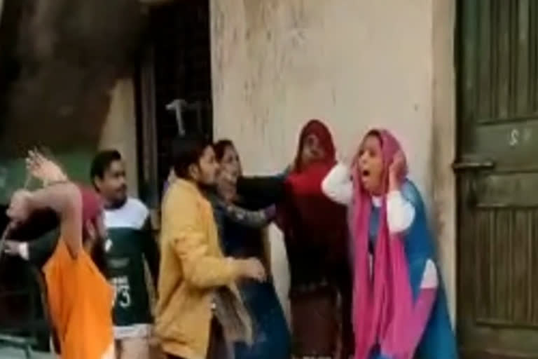 Mother Daughter beaten with iron rod and hammer over a petty dispute  Mirzapur uttar pradesh crime story  മിർസാപൂരിൽ അമ്മക്കും മകൾക്കും നാട്ടുകാരുടെ ക്രൂര മർദനം  മിർസാപൂർ ആക്രമണം  അമ്മയേയും മകളേയും ഇരുമ്പ് വടി കൊണ്ട് അടിച്ച് പരിക്കേൽപ്പിച്ചു  Mother-Daughter beaten by locals in Mirzapur