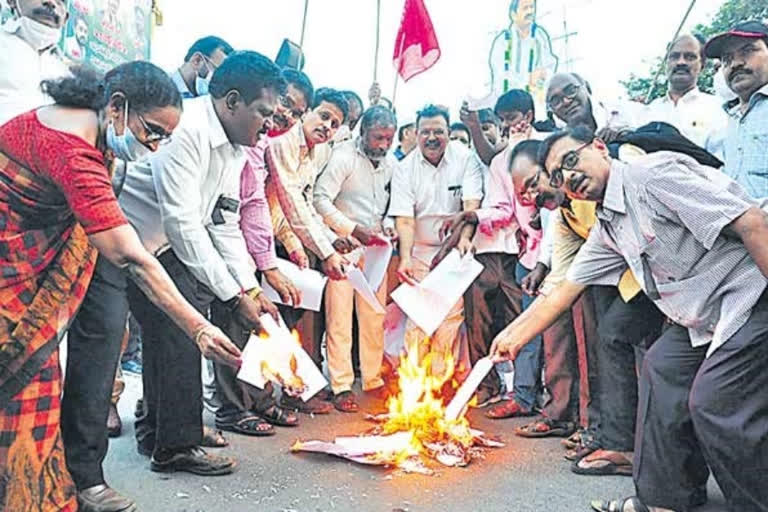 ANDHRA PRADESH EMPLOYEES FIRE ON PRC, AP PRC NEWS