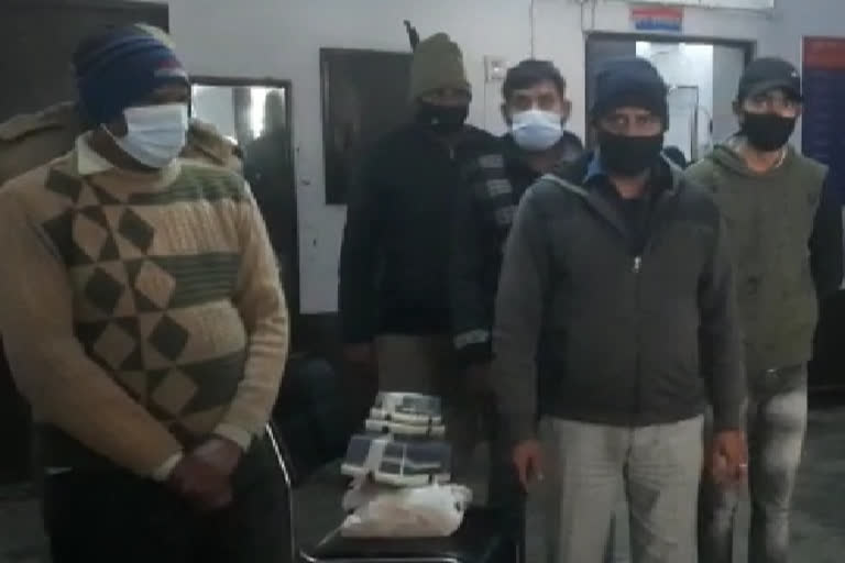 noida police caught five bookies