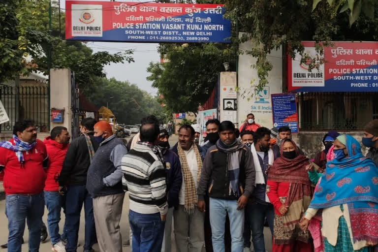 fight between local people and  cleaning worker in South West Delhi Masoodpur